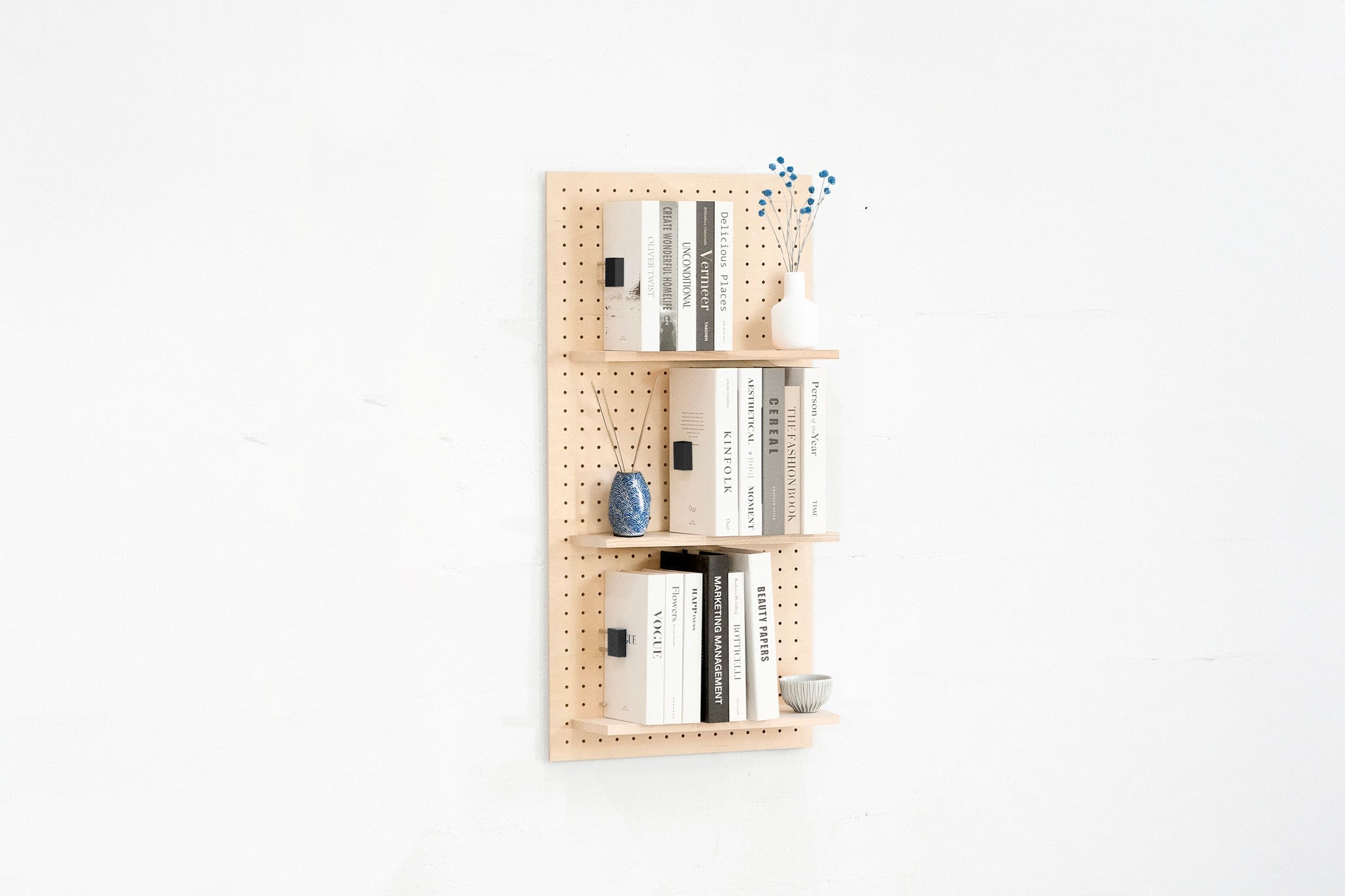 Qu’est-ce qu’un pegboard ou panneau perforé ? Définition, usages et choix - Aire