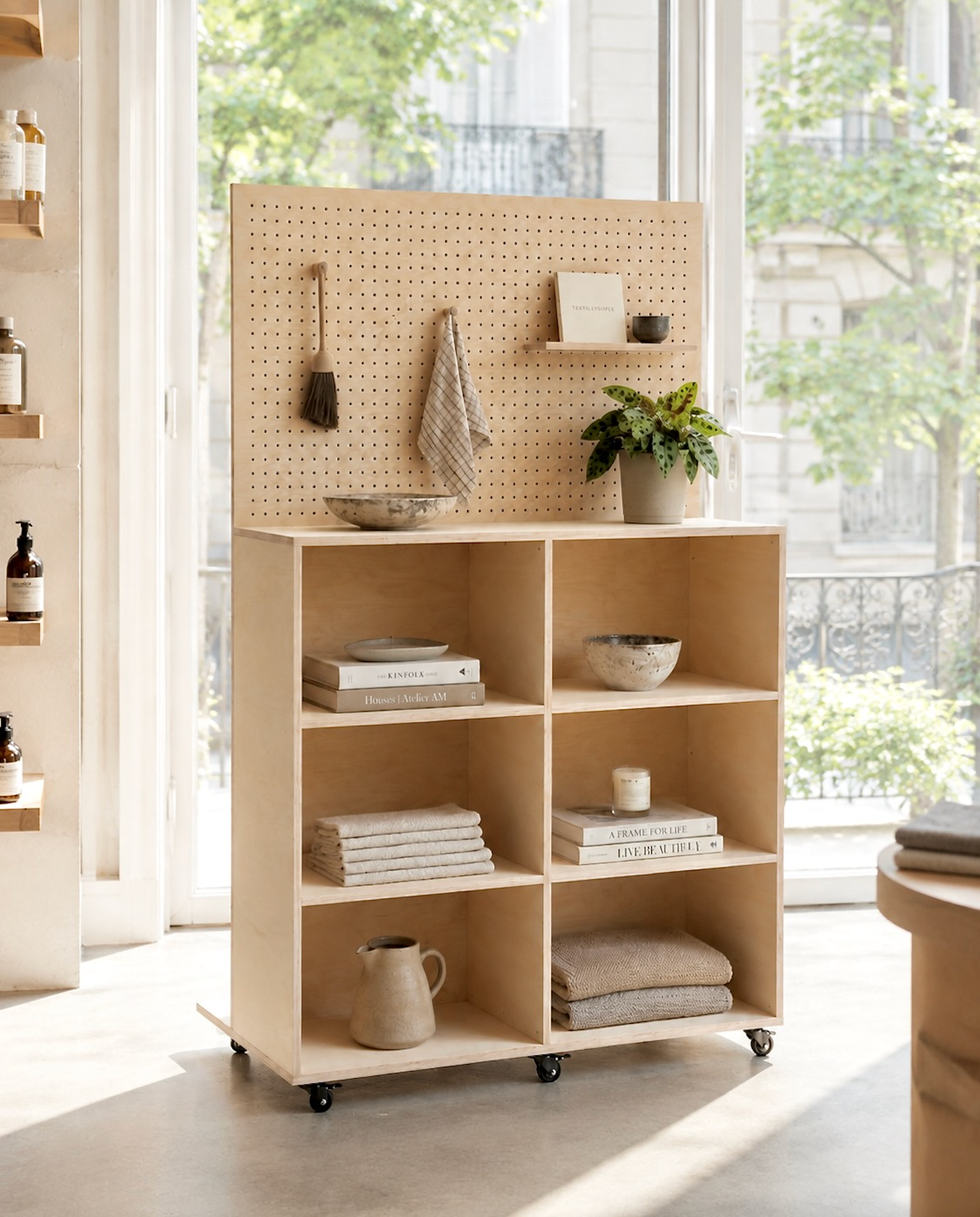Module Vitrine Aire – face pegboard avec tablettes et crochets pour présentation produits en concept store