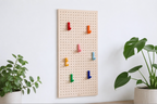 Porte manteau mural pegboard en bois – 7 patères colorées