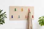 Porte manteau mural pegboard en bois – 7 patères colorées