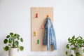 Porte manteau mural pegboard en bois – 7 patères colorées