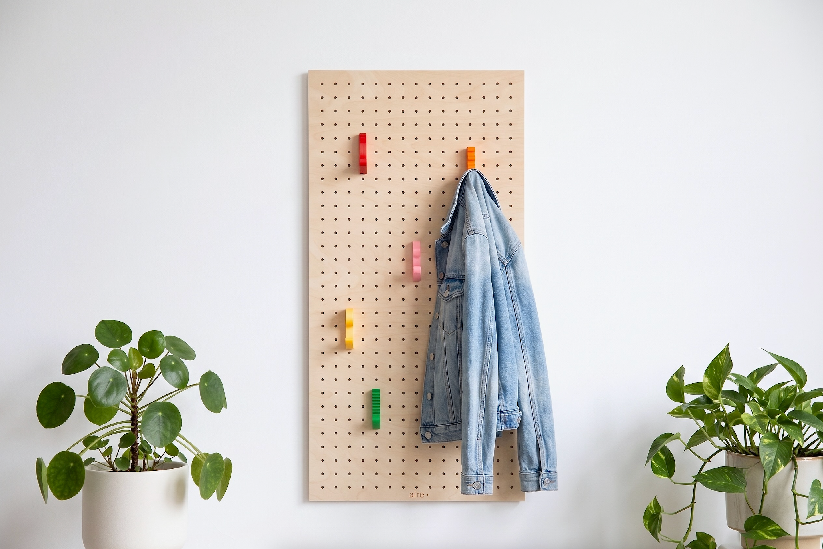 Porte manteau mural pegboard en bois – 7 patères colorées