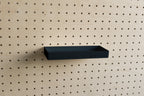Étagère avec rebords pour pegboard – tablette murale de rangement