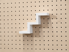 Étagère escalier pour pegboard – porte-objets minimaliste en impression 3D