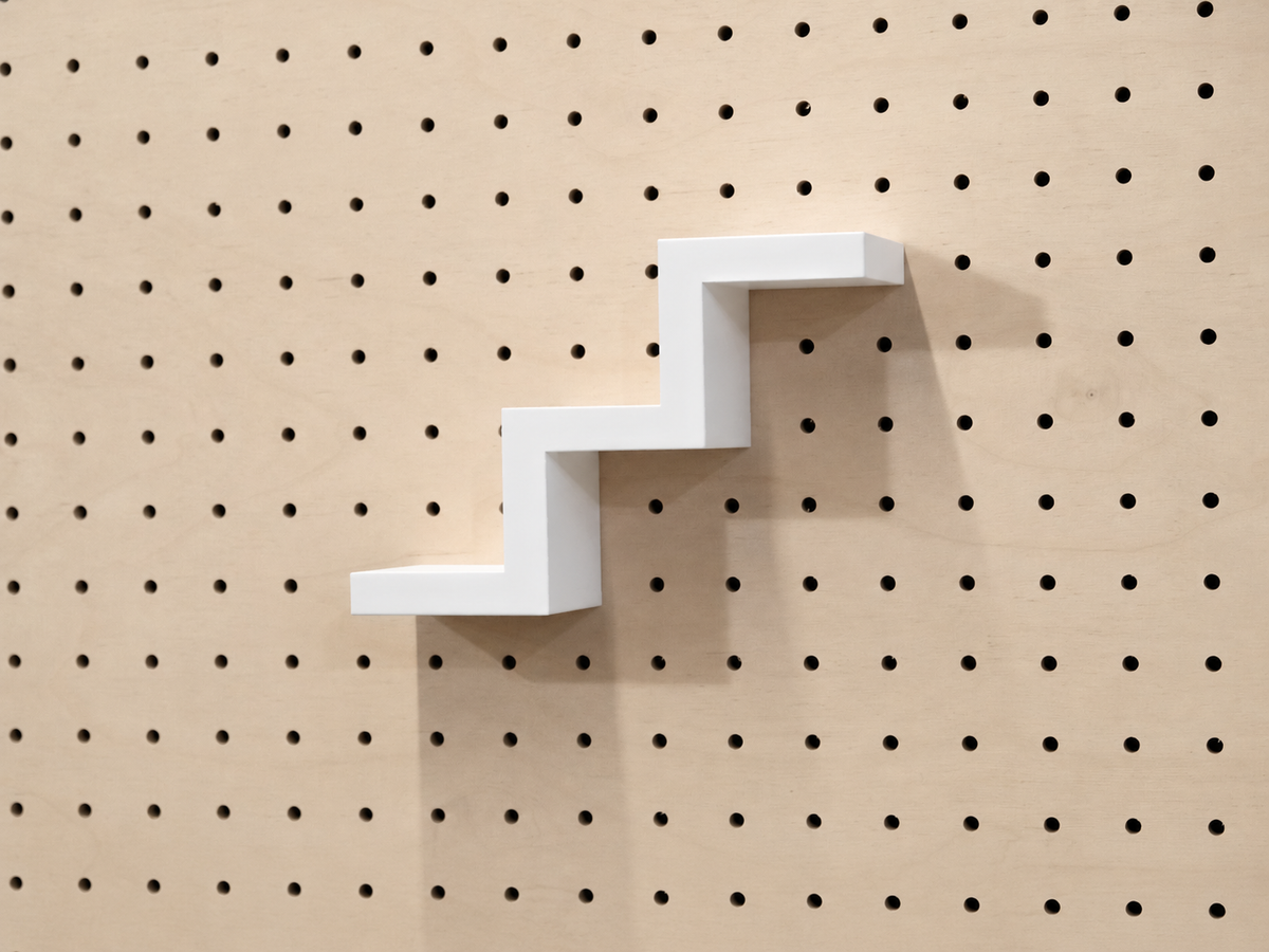 Étagère escalier pour pegboard – porte-objets minimaliste en impression 3D