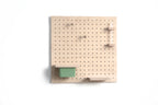 Contenu du kit pegboard jardin : panneau perforé en bois, pot de fleurs suspendu, soliflore, étagère et tourillons