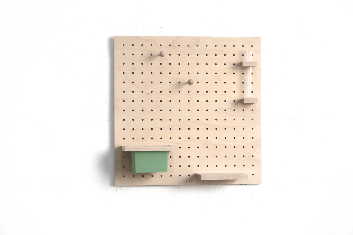 Contenu du kit pegboard jardin : panneau perforé en bois, pot de fleurs suspendu, soliflore, étagère et tourillons