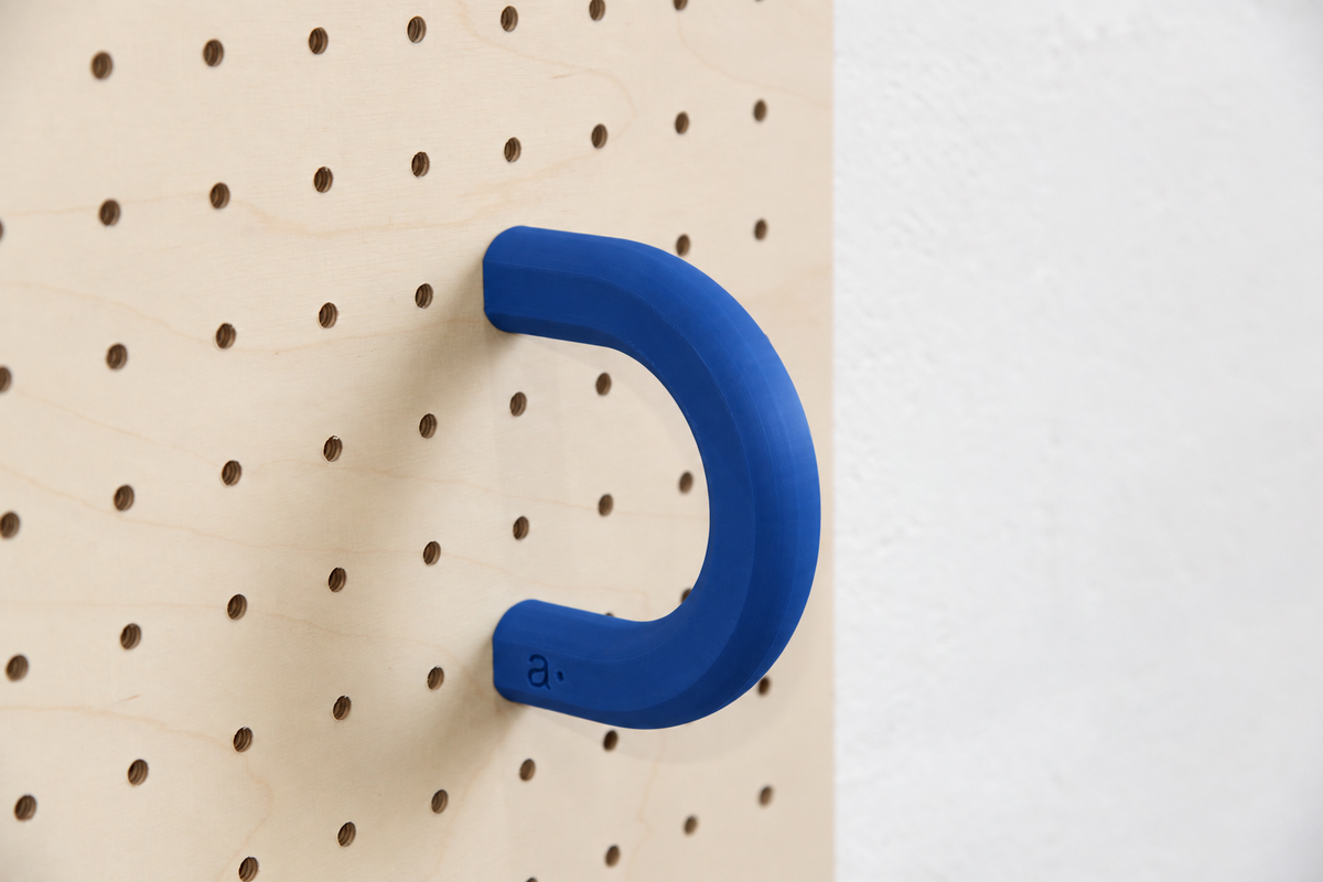 Anneau coloré bleu taille L sur un pegboard en bouleau