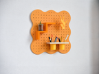 Kit pegboard Curves bureau enfant orange pastel fixé au mur avec ses accessoires