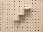 Étagère escalier pour pegboard – porte-objets minimaliste en impression 3D