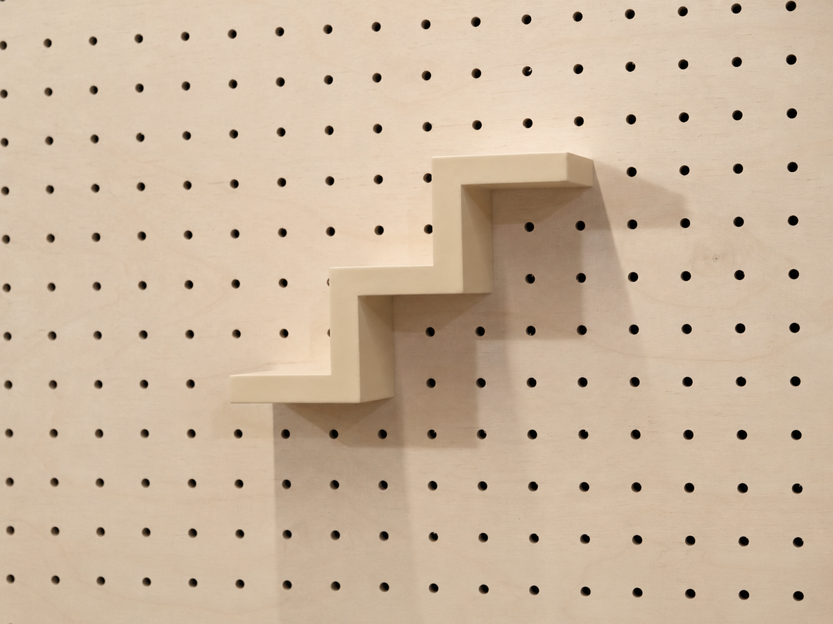 Étagère escalier pour pegboard – porte-objets minimaliste en impression 3D