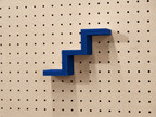 Étagère escalier pour pegboard – porte-objets minimaliste en impression 3D