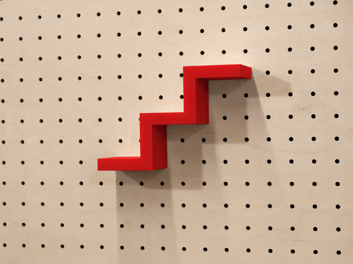 Étagère escalier pour pegboard – porte-objets minimaliste en impression 3D