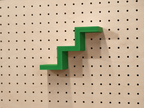 Étagère escalier pour pegboard – porte-objets minimaliste en impression 3D