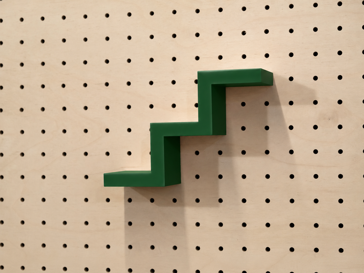 Étagère escalier pour pegboard – porte-objets minimaliste en impression 3D