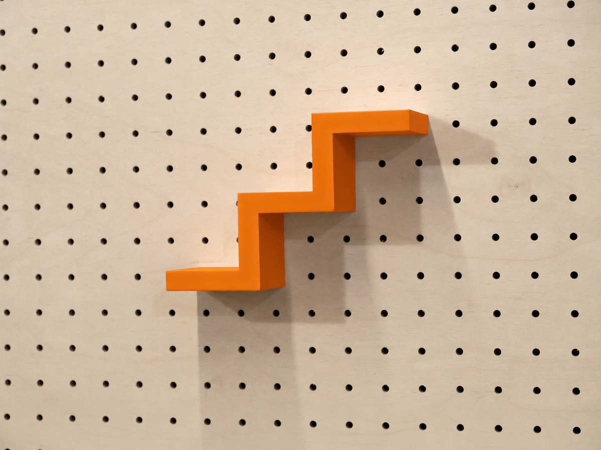 Étagère escalier pour pegboard – porte-objets minimaliste en impression 3D
