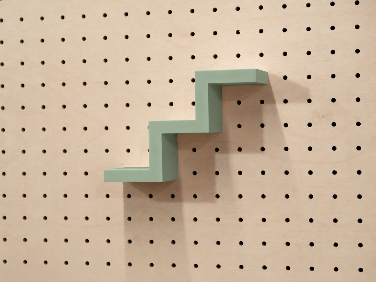 Étagère escalier pour pegboard – porte-objets minimaliste en impression 3D