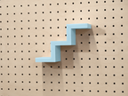 Étagère escalier pour pegboard – porte-objets minimaliste en impression 3D