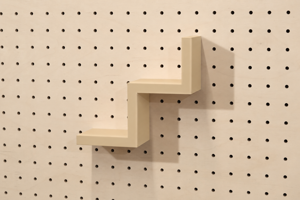 Étagère escalier pour pegboard – porte-objets minimaliste en impression 3D