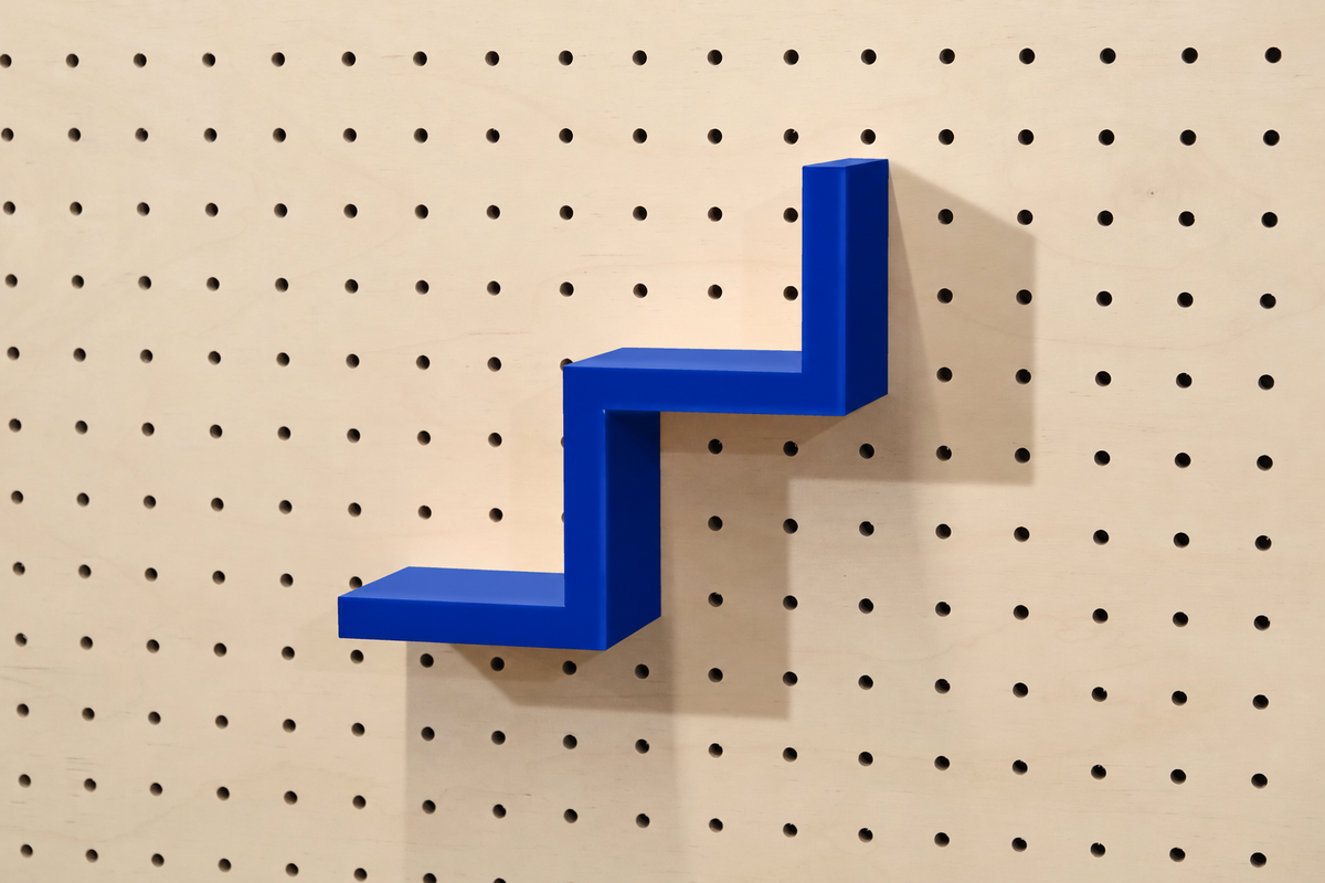 Étagère escalier pour pegboard – porte-objets minimaliste en impression 3D