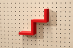 Étagère escalier pour pegboard – porte-objets minimaliste en impression 3D