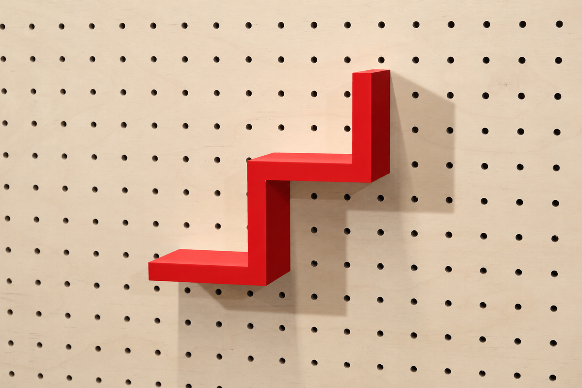 Étagère escalier pour pegboard – porte-objets minimaliste en impression 3D