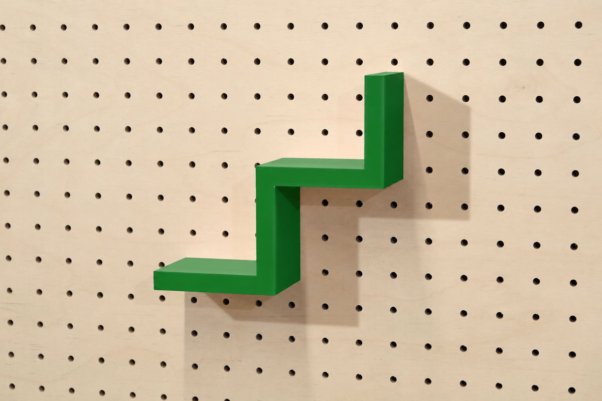 Étagère escalier pour pegboard – porte-objets minimaliste en impression 3D