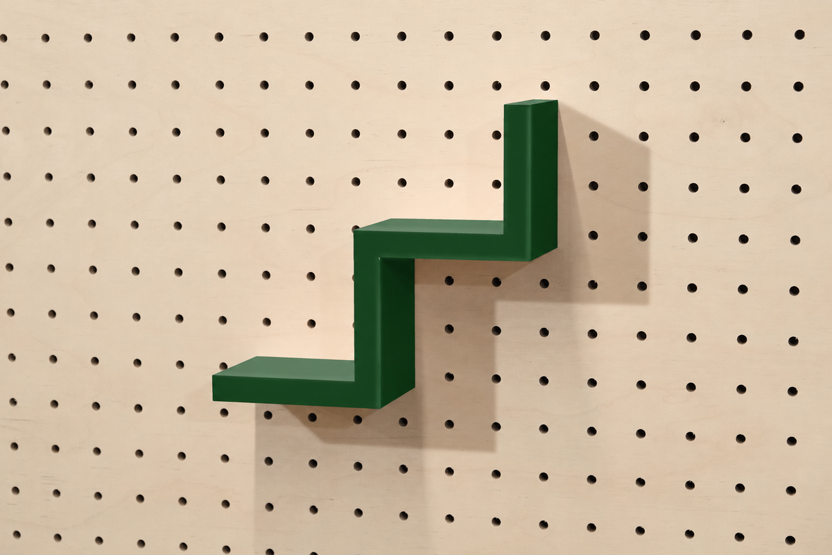 Étagère escalier pour pegboard – porte-objets minimaliste en impression 3D