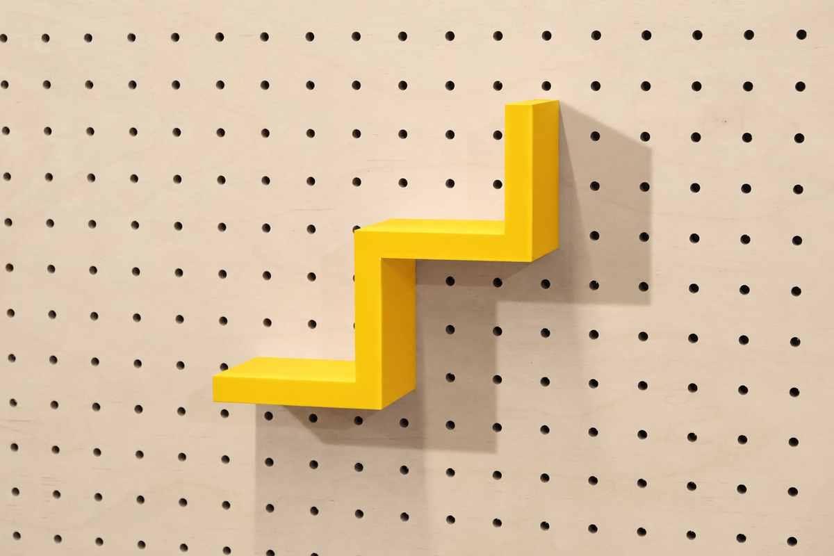 Étagère escalier pour pegboard – porte-objets minimaliste en impression 3D