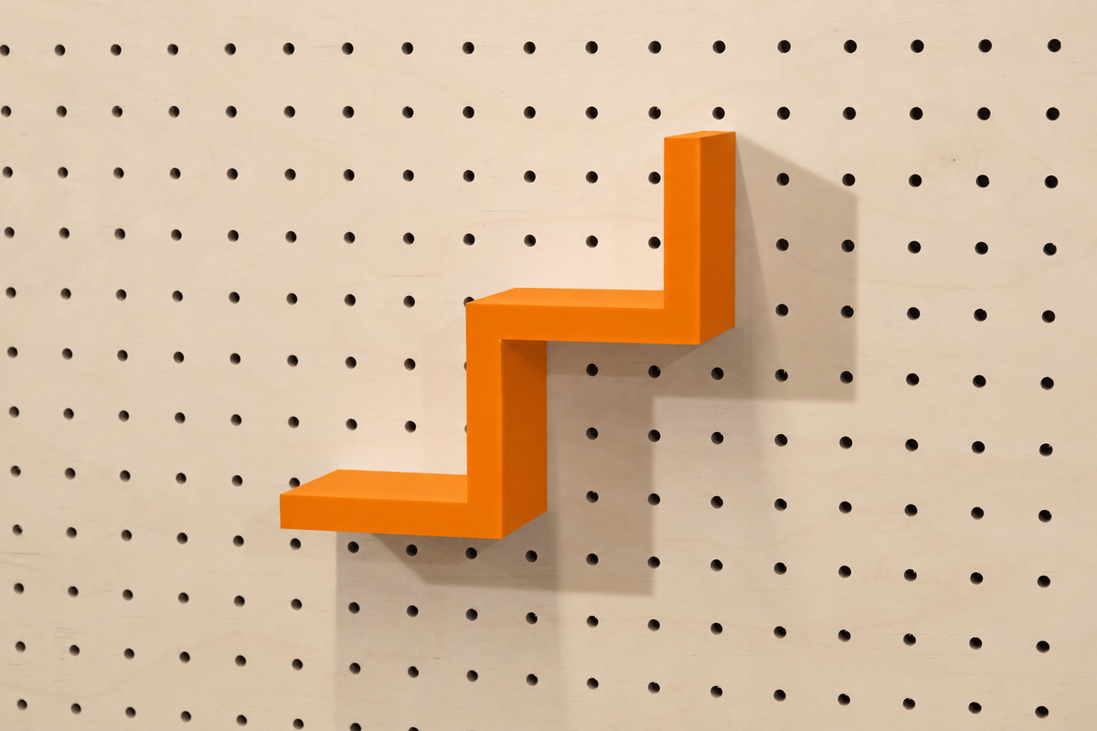 Étagère escalier pour pegboard – porte-objets minimaliste en impression 3D