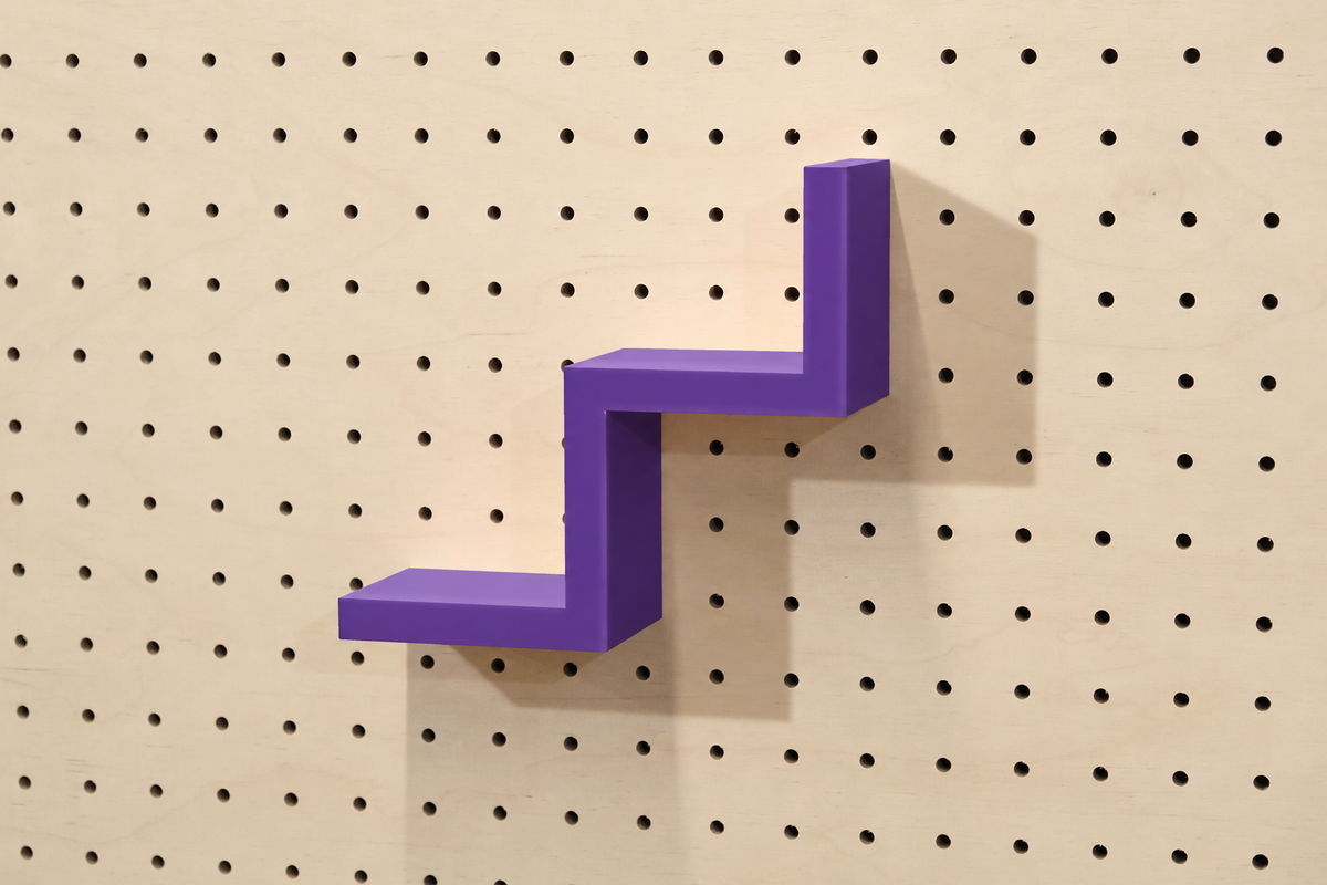 Étagère escalier pour pegboard – porte-objets minimaliste en impression 3D