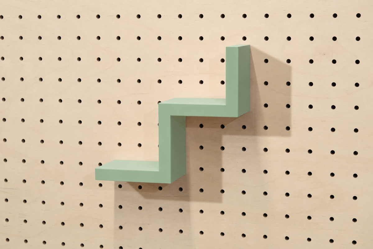 Étagère escalier pour pegboard – porte-objets minimaliste en impression 3D