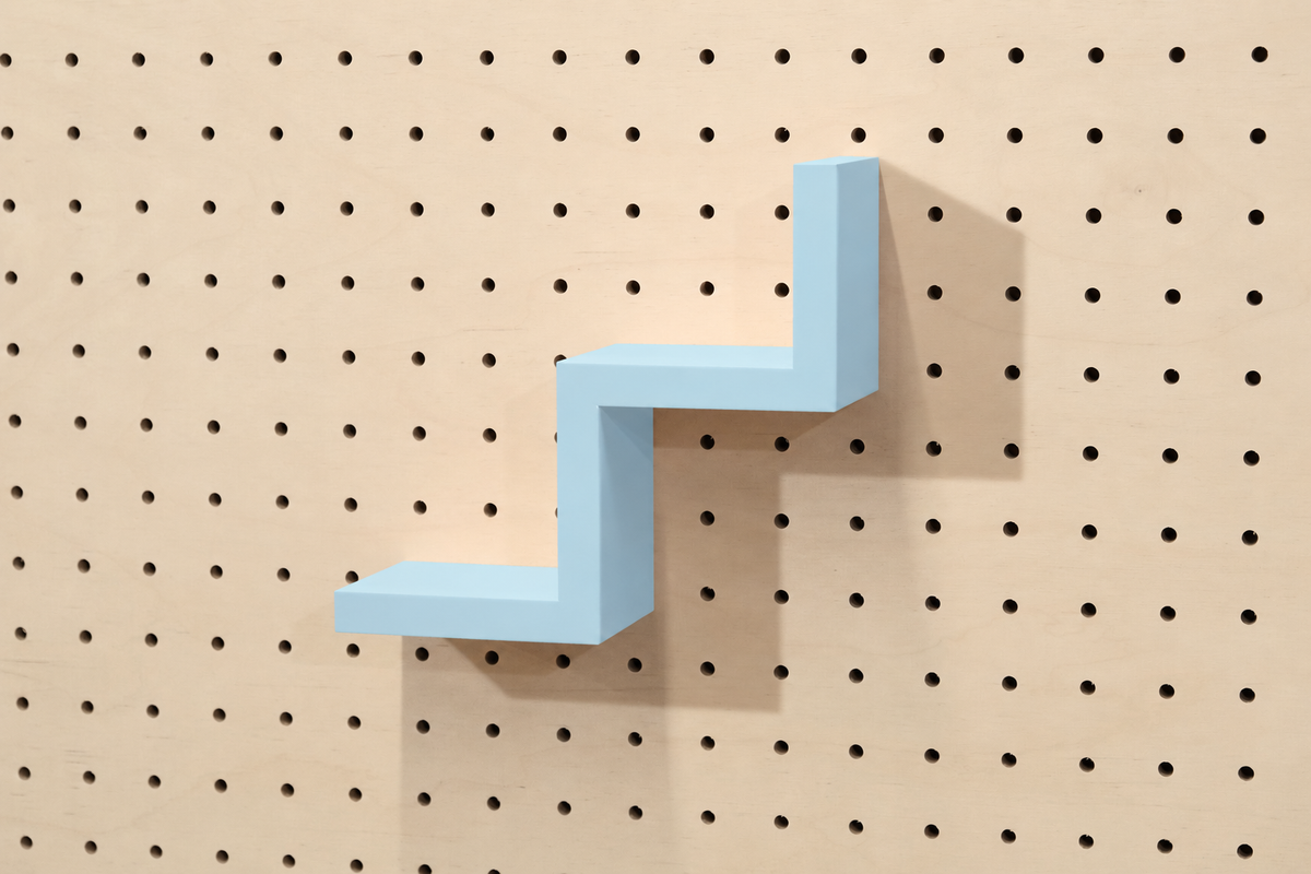 Étagère escalier pour pegboard – porte-objets minimaliste en impression 3D