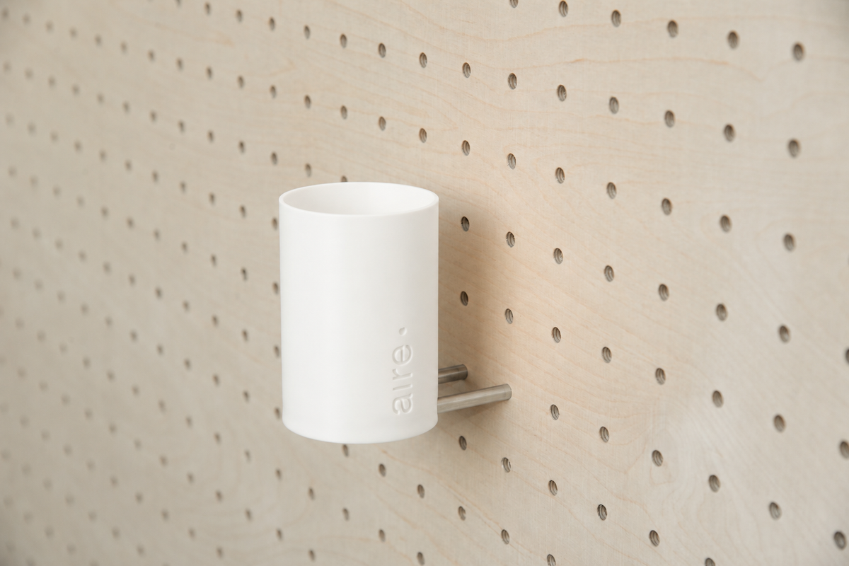 Pot à stylos flottant pour pegboard – organiseur mural design minimaliste