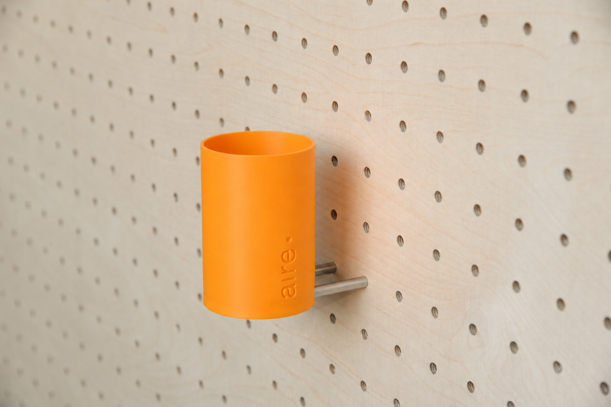 Pot à stylos flottant pour pegboard – organiseur mural design minimaliste