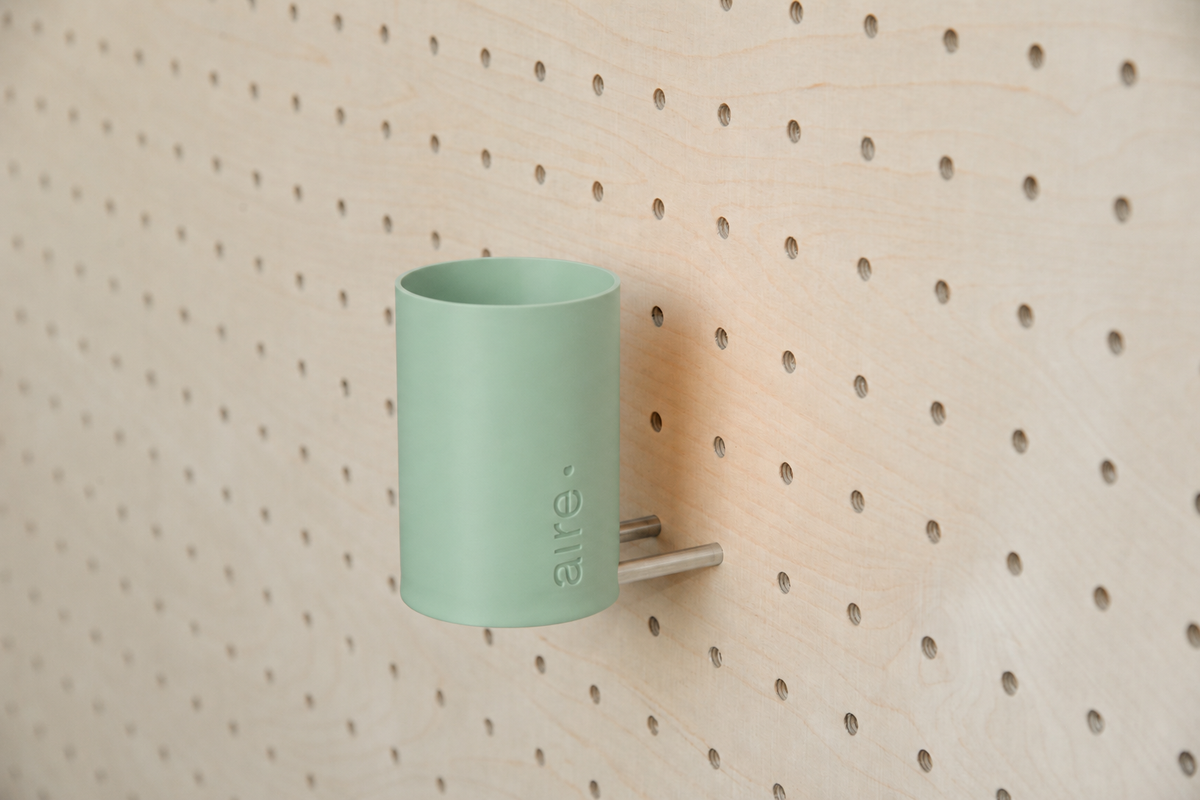 Pot à stylos flottant pour pegboard – organiseur mural design minimaliste