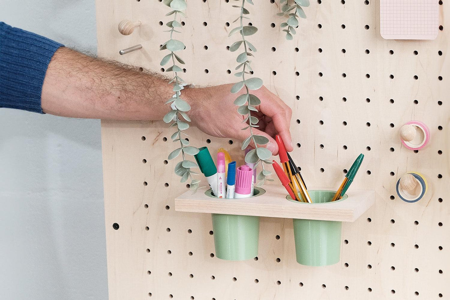 Pegboard autoportant et mobile sur roulettes