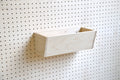 Bac en bois de bouleau vide fixé sur un pegboard