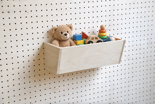 Bac en bois pour pegboard rempli de peluches et de jouets d'enfant