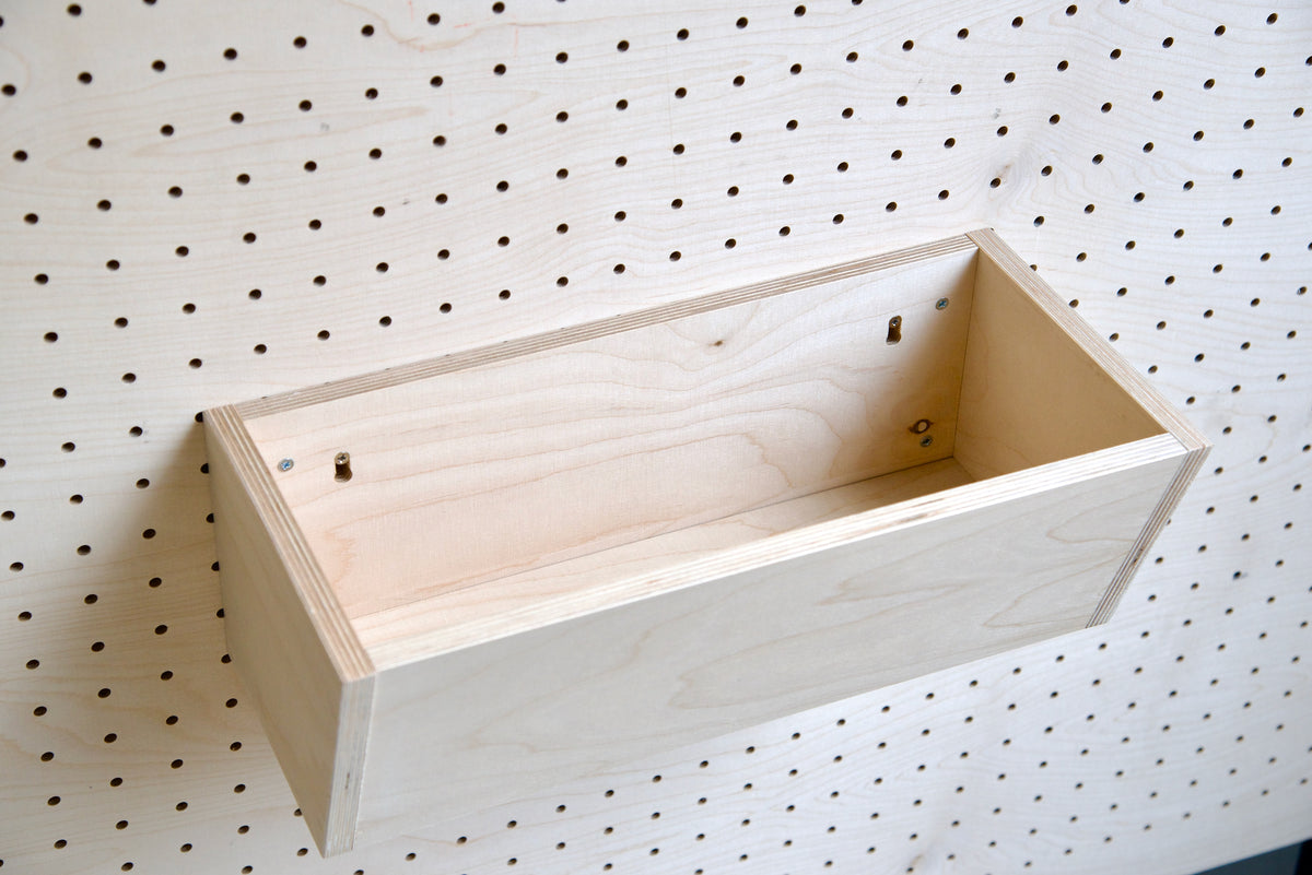 Bac en bois pour pegboard vu de côté avec ses fixations