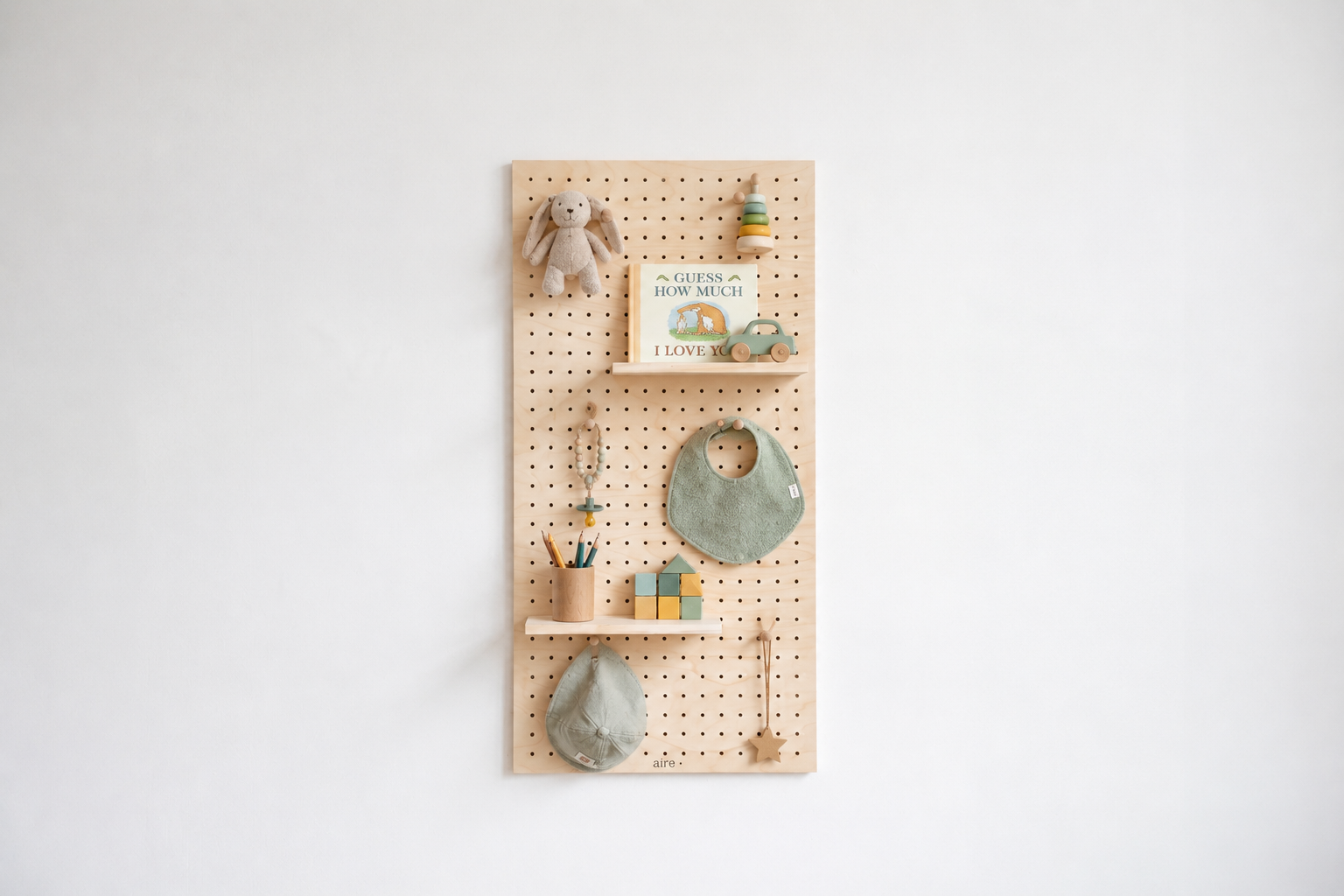 Pegboard aire dans une chambre de bébé