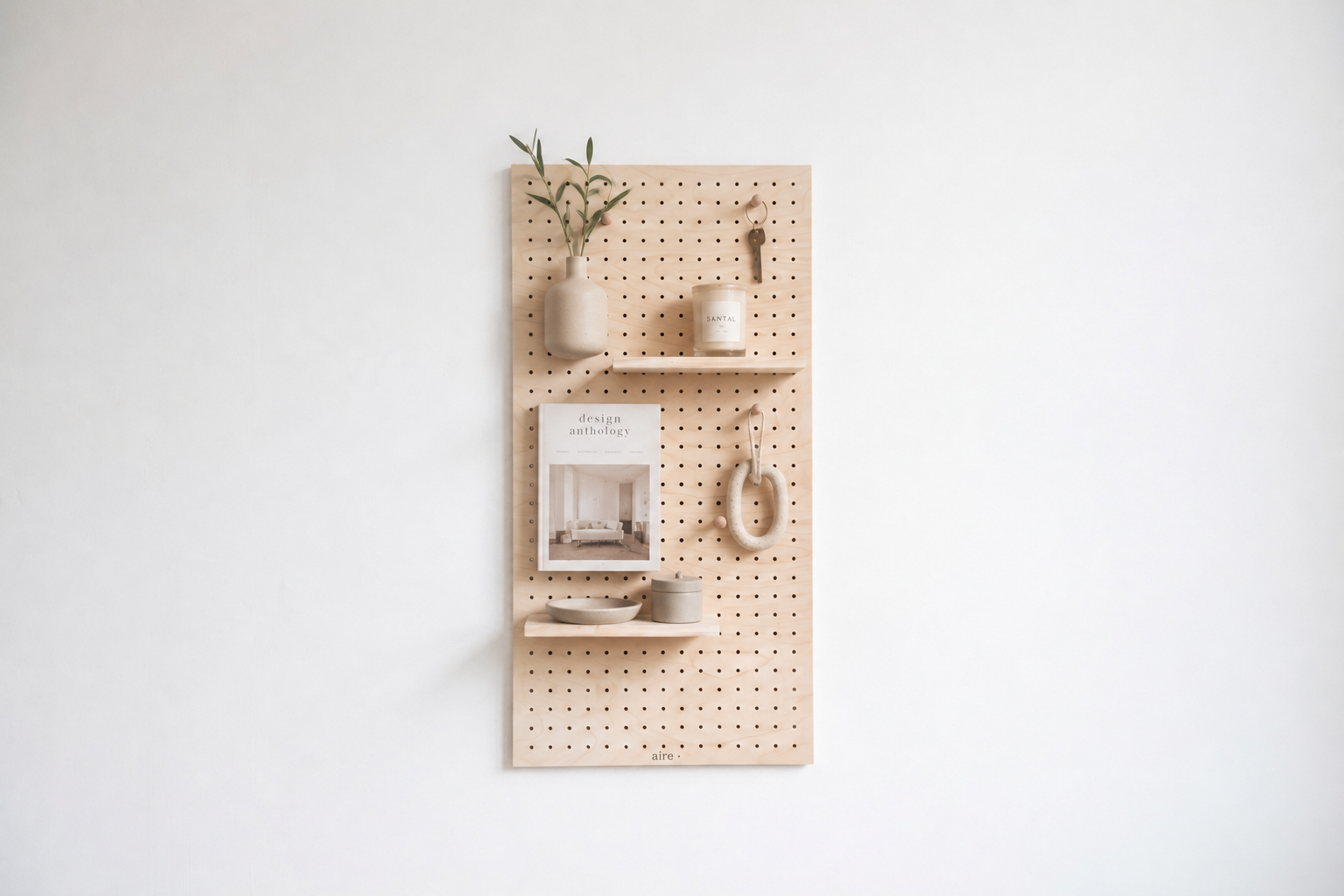Pegboard aire au design épuré dans un intérieur minimaliste