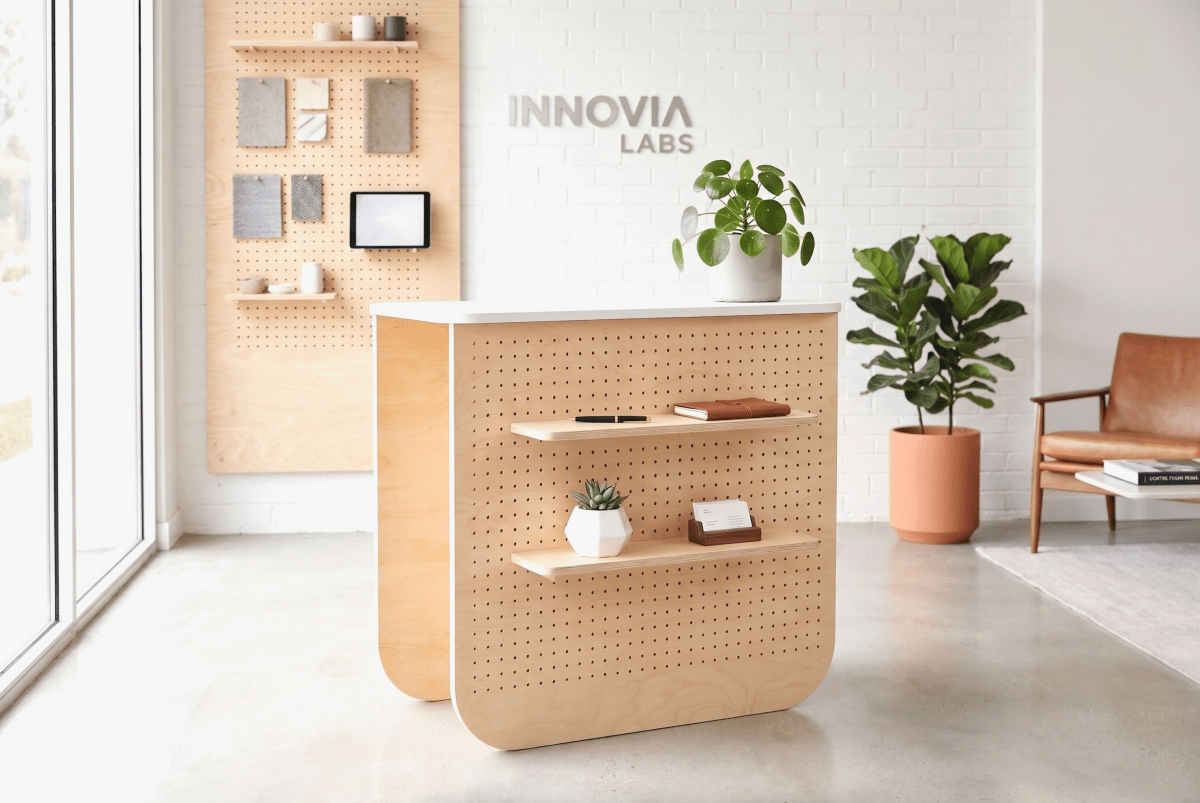 Desk Borne d'Accueil – Comptoir Console à Façade Pegboard sur Mesure - Comptoir d'accueil - Aire -  - 2