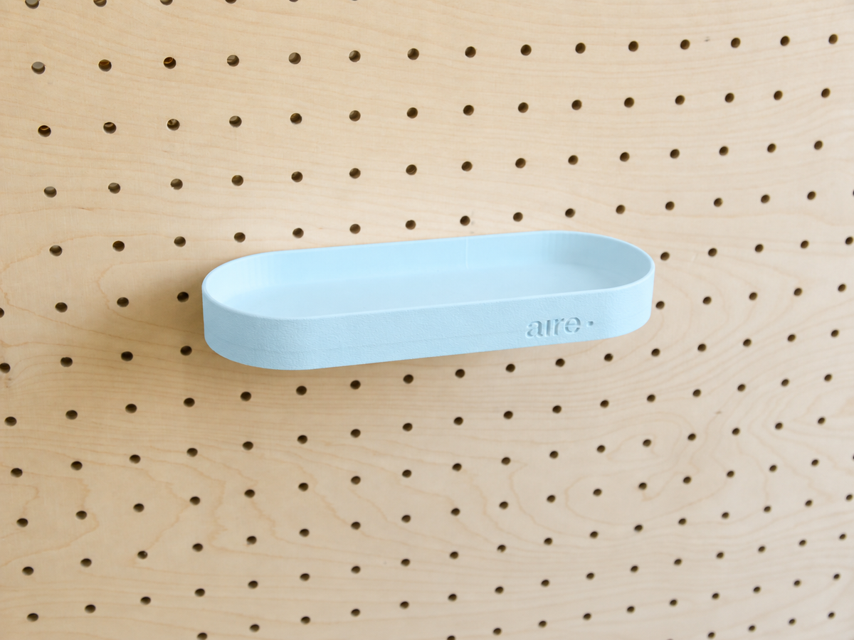 Étagère avec rebords arrondie bleu ciel sur pegboard en bouleau