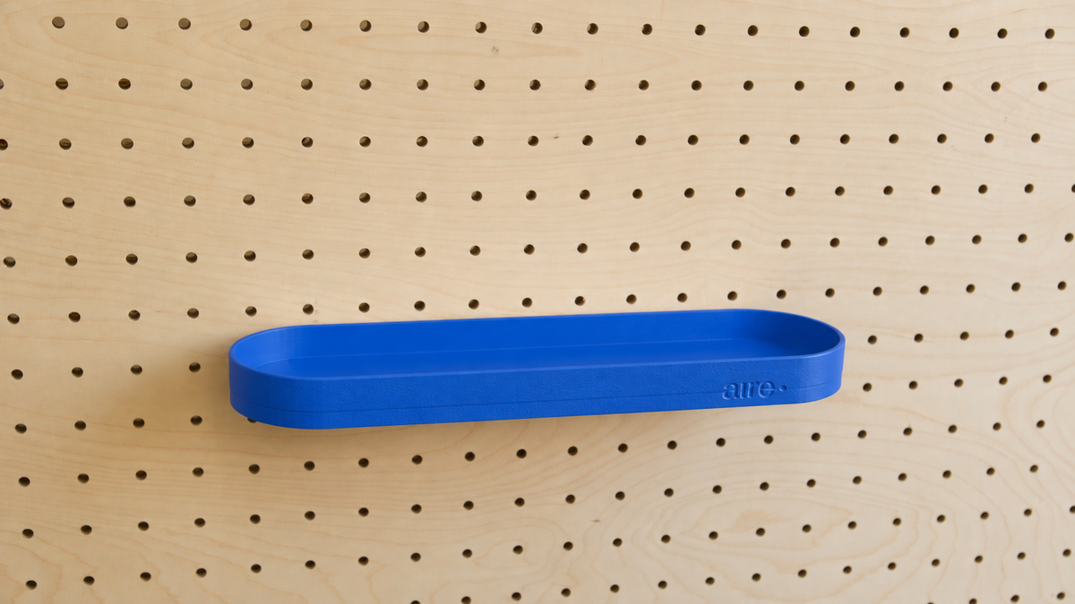 Étagère avec rebords arrondie bleue sur pegboard en bouleau