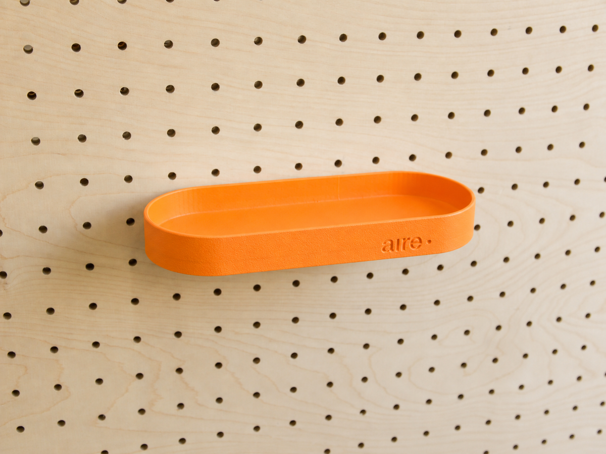 Étagère avec rebords arrondie orange sur pegboard en bouleau
