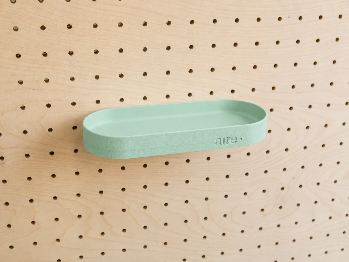 Étagère avec rebords arrondie vert d'eau sur pegboard en bouleau