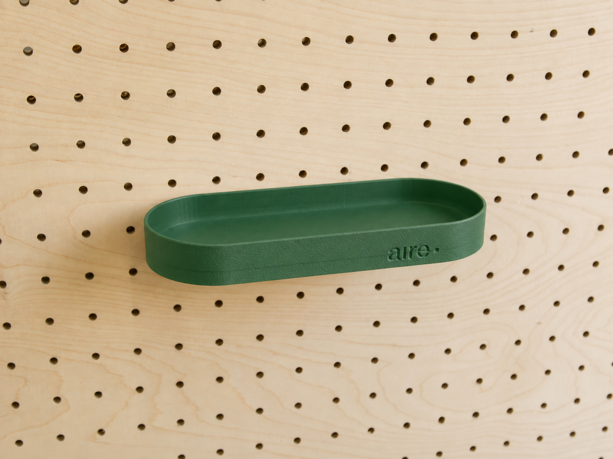 Étagère avec rebords arrondie vert sapin sur pegboard en bouleau