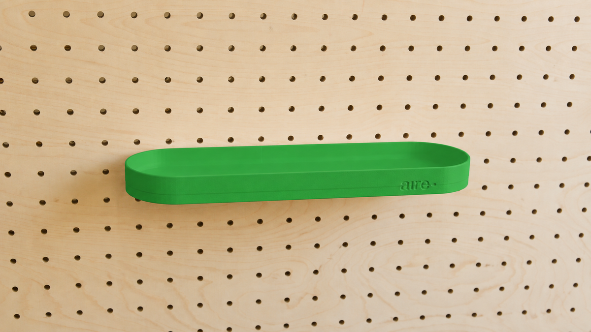 Étagère avec rebords arrondie verte sur pegboard en bouleau