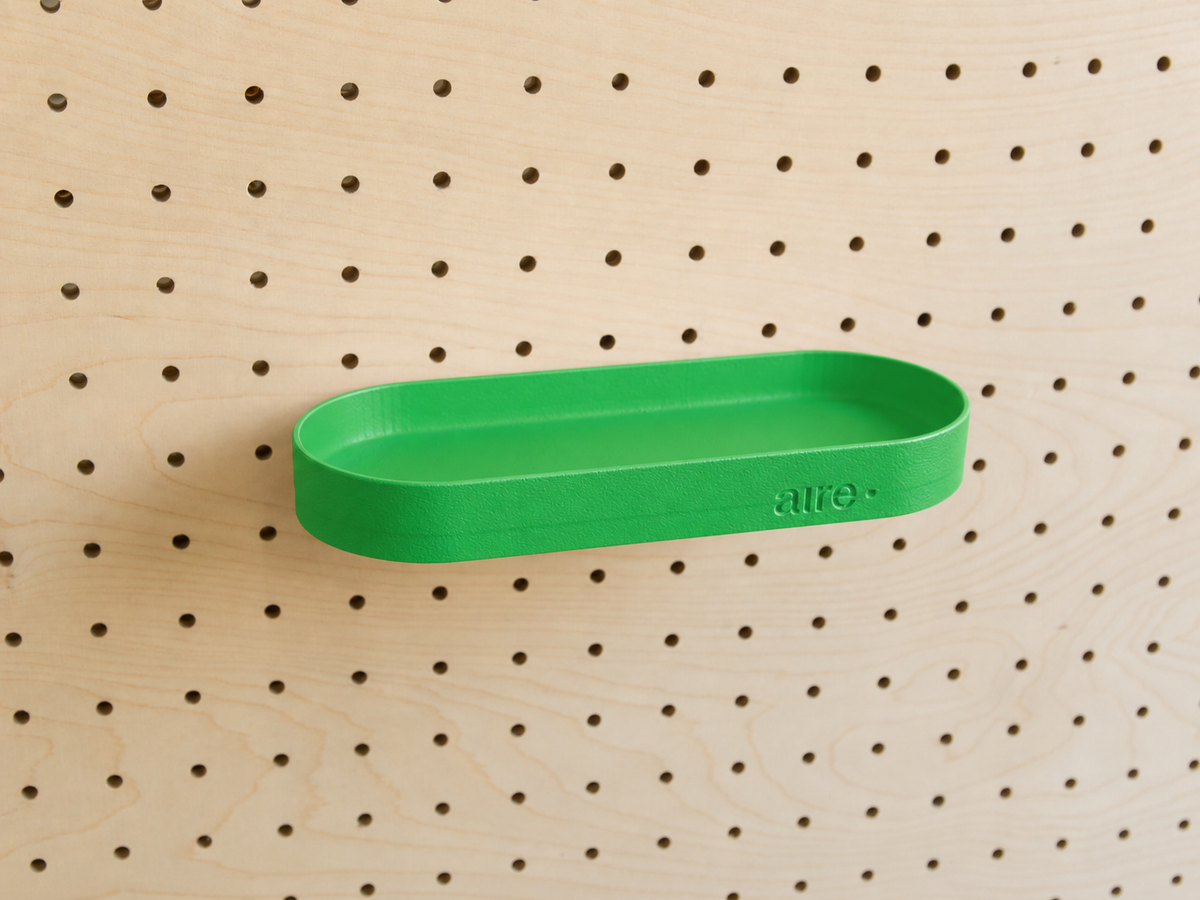 Étagère avec rebords arrondie verte sur pegboard en bouleau